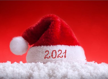 Mutlu yıllar 2021 Noel Baba Şapkası ve beyaz kar.