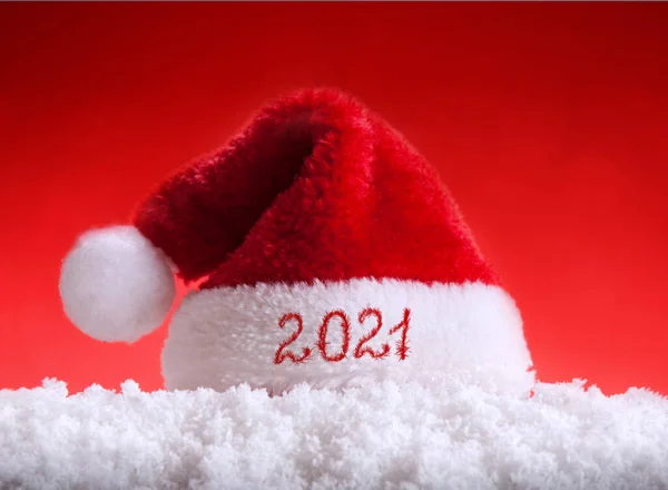 Feliz año nuevo 2021 Santa Sombrero y nieve blanca. — Foto de Stock