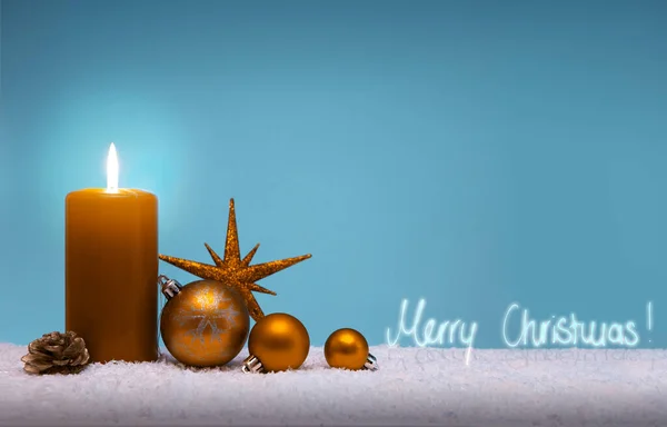 クリスマスの装飾と青に隔離された黄色のアドベンチャーキャンドル. — ストック写真