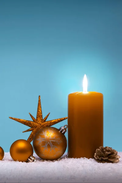 圣诞贺卡，附有装饰和黄色蜡烛 . — 图库照片