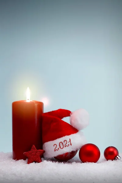 Felice anno nuovo 2021 sfondo con cappello di Babbo Natale. — Foto Stock