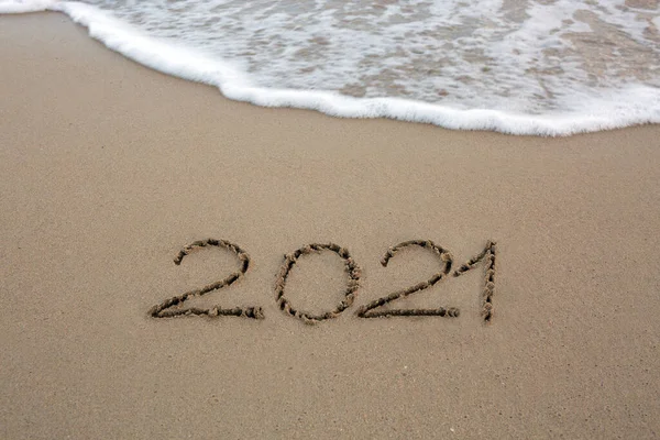 Capodanno 2021 scritto sulla spiaggia dei caraibi con onde marine . — Foto Stock