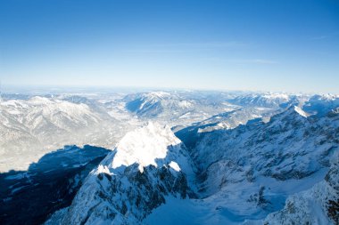 Bavyera 'daki Alp dağlarıyla panoramik kış manzarası.