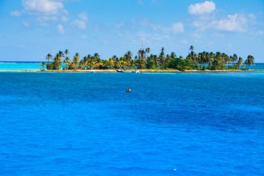 Yerel balıkçı Karayip gelen San Andres Adası. Haynes Cay arka tarafta.