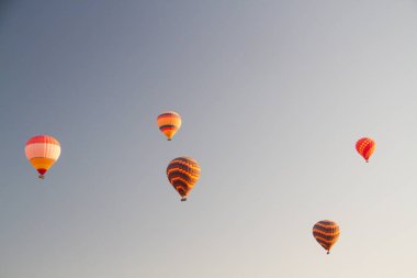 Sıcak hava balon yolculuğu Türkiye'de Kapadokya bölgesi içinde.