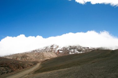 Manizales Kolombiya'da Nevado del Ruiz dağda kar