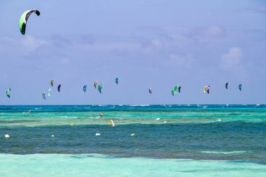 Kolombiya San Andres adasında yer alan uluslararası kitesurfing rekabet. Johnny Cay döndü