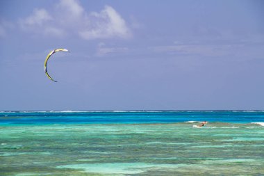 Kolombiya San Andres adasında yer alan uluslararası kitesurfing rekabet. Johnny Cay döndü