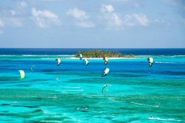Kolombiya San Andres adasında yer alan uluslararası kitesurfing rekabet. Johnny Cay döndü