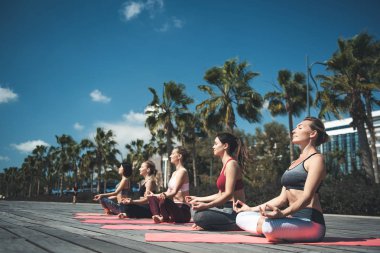 Düzenli bayanlar sokakları meditasyon