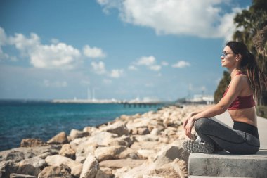 Sakin genç kadın yapma egzersiz