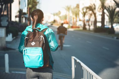 Genç kız Street yürüyüş