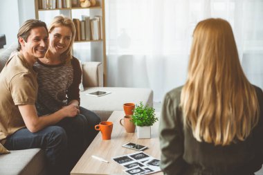Çocuksuz aile hamile kadınla Surrogacy hakkında konuşurken heyecanlı 