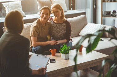 Mutlu evli kadınla tartışırken surrogacy koşullar çift 