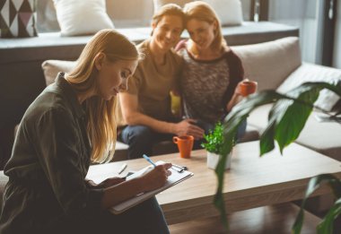 Hanımefendi şarkı belge surrogacy çift ile ilgili 