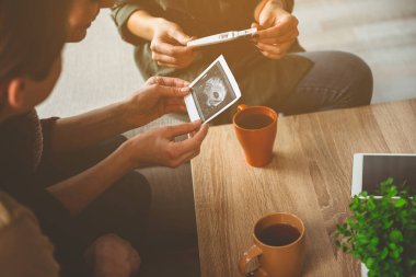 Vekil hamile kadın bekliyor bebek çift ile birlikte