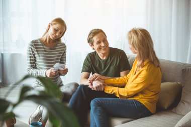 Neşeli evli çift vekil gebelik hakkında mutluyuz 