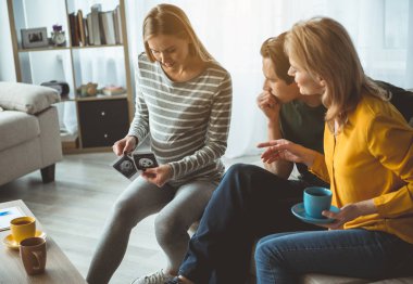 Baktılar gelecek hamile kadının fotoğraf üzerinde gözlem fetus anne 