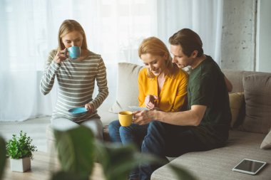 Neşeli aile kadın hamileliği mutlu 