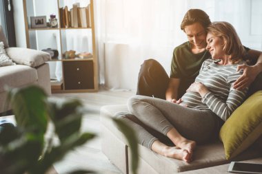 Güzel evli çift birlikte onların gelecekteki bebek rüya 