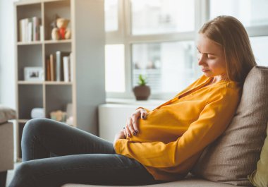 Koltukta oturan sakin hamile kadın 