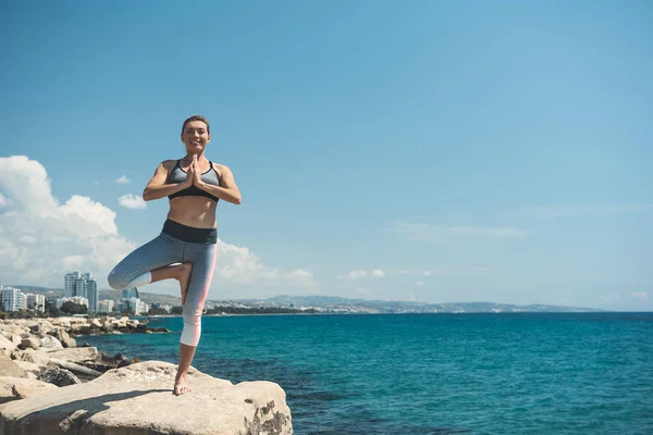 Feliz dama haciendo ejercicio físico en la costa — Foto de Stock