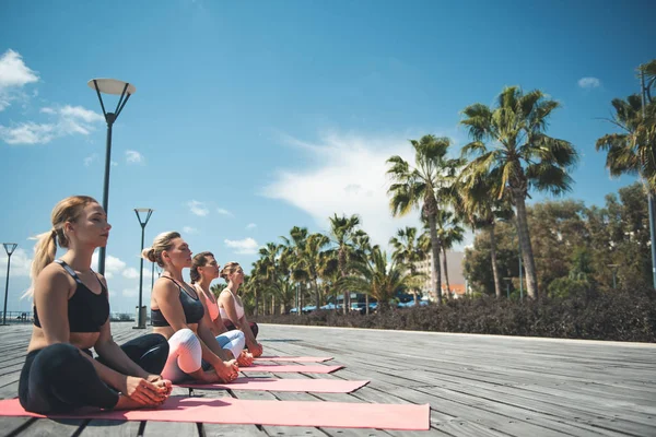 Mujeres practicando yoga al aire libre — Foto de Stock