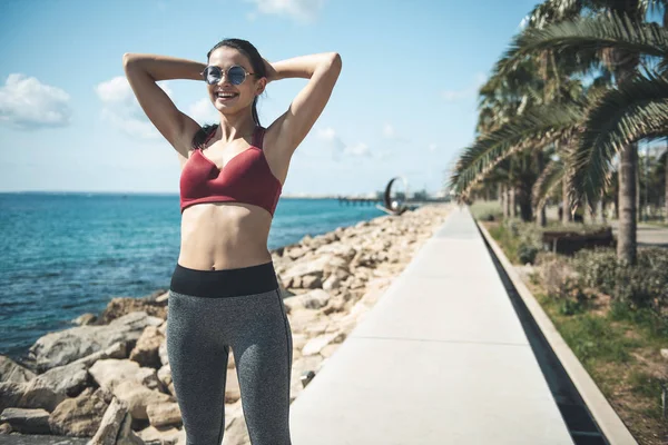 Joyeux repos féminin après un long jogging — Photo