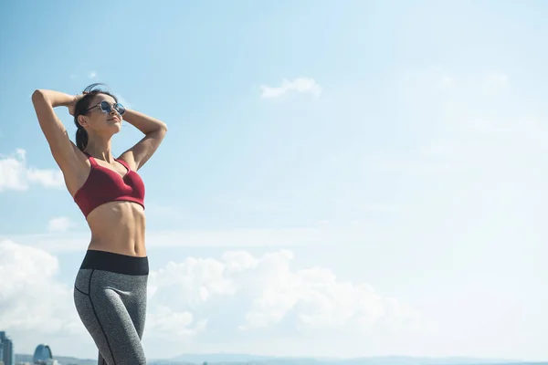 Soddisfatto femminile rilassante dopo lo yoga — Foto Stock