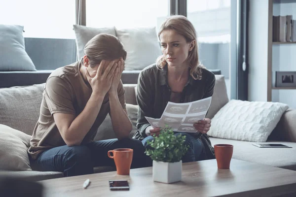 Pasangan yang tertekan semakin dikenal tentang keadaan hamil perempuan — Stok Foto