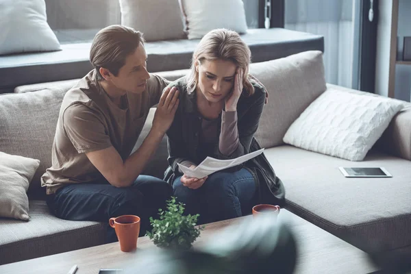 Upprörd par oroande om kvinnliga graviditet — Stockfoto