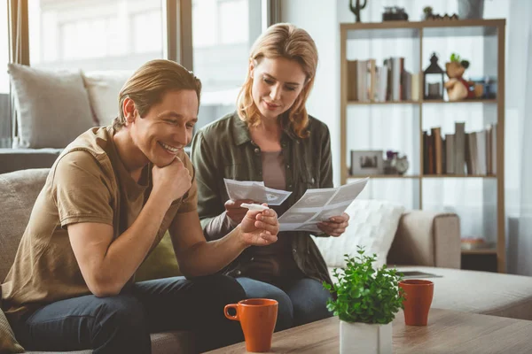 Blij dat toekomstige ouders uiten geluk over hun zwangere staat — Stockfoto