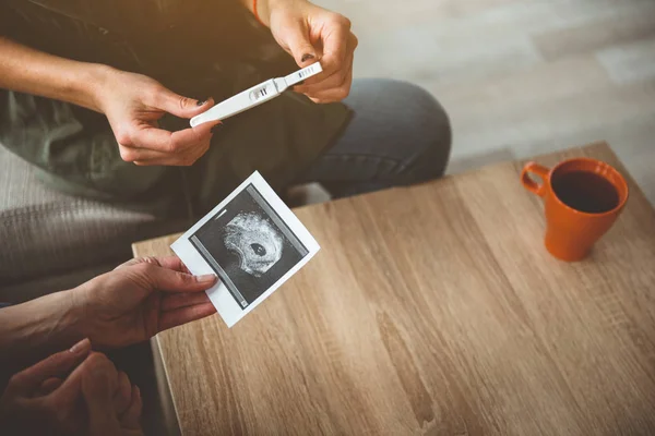 Gelecekteki veliler vekil hamile anne ultrason resmini tutan — Stok fotoğraf