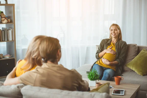 Cheerful surrogate expectant mother meeting married couple — Stock Photo, Image