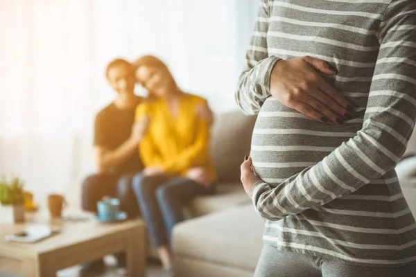 I futuri genitori che guardano la futura madre incinta surrogata — Foto Stock