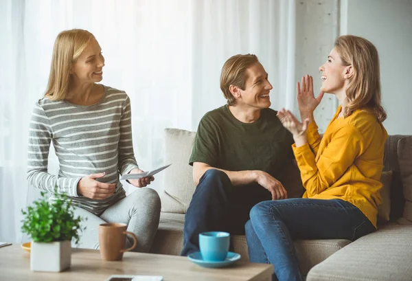 Gelukkig getrouwd koppel waarin vreugde over draagmoeder — Stockfoto