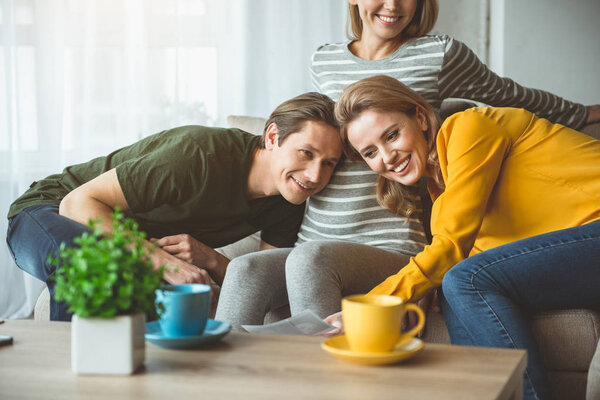 Радостные будущие родители слышат своего нерожденного ребенка через живот
 