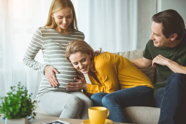 Felice coppia sposata e surrogato donna incinta — Foto Stock