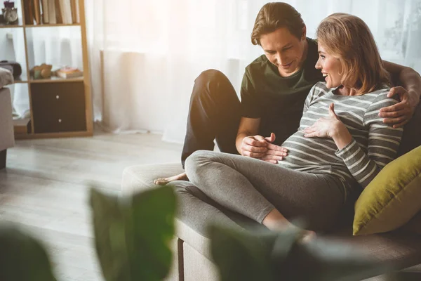 Glückliche Familie genießt gemeinsame Schwangerschaft — Stockfoto