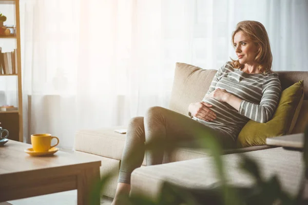 Speranzosa mamma in attesa che si rilassa a casa — Foto Stock