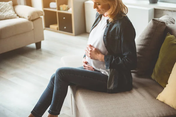 Tranquillo donna incinta toccare il suo addome — Foto Stock