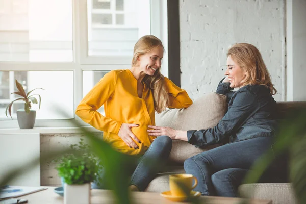 Radostné nastávající matka mluví s přítelem doma — Stock fotografie