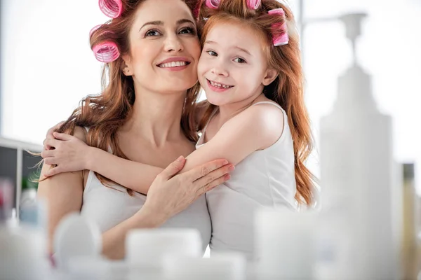 Feliz mamá y su hija abrazándose en el baño — Foto de Stock