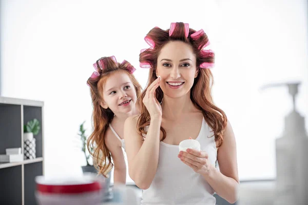 Woman and child having beauty procedures at home — Stock Photo, Image