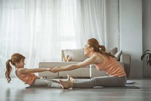 Mulher e criança estão se divertindo fazendo fitness em casa — Fotografia de Stock