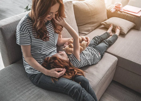 Kärleksfull familj dela känslan utgifter fritid sida vid sida — Stockfoto