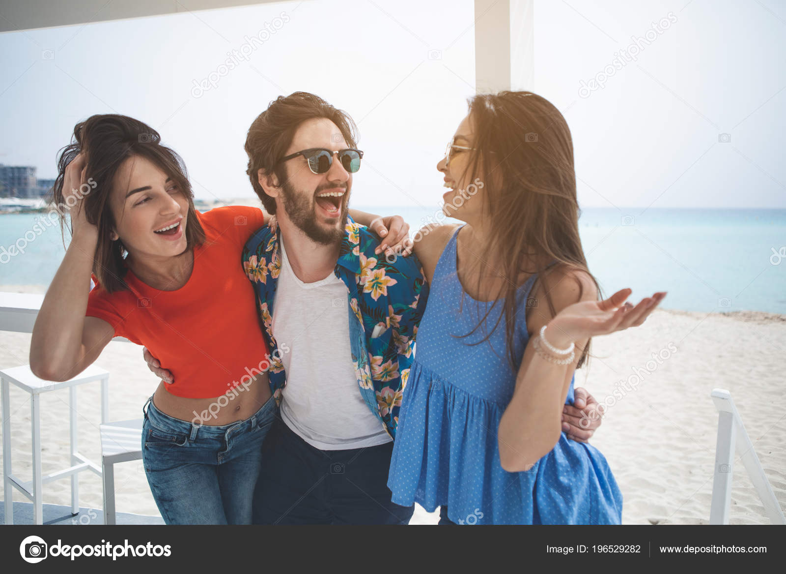 С телками на берегу, классный самец в постели видео