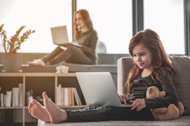 Dizüstü evde kullanma küçük çocuk annesi benzeyen