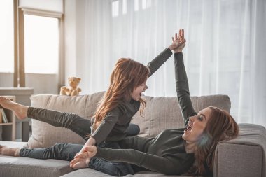 Kendini onun küçük bir çocukla evde eğlenceli neşeli anne 