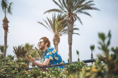 Neşeli adam doğada rahatlatıcı 